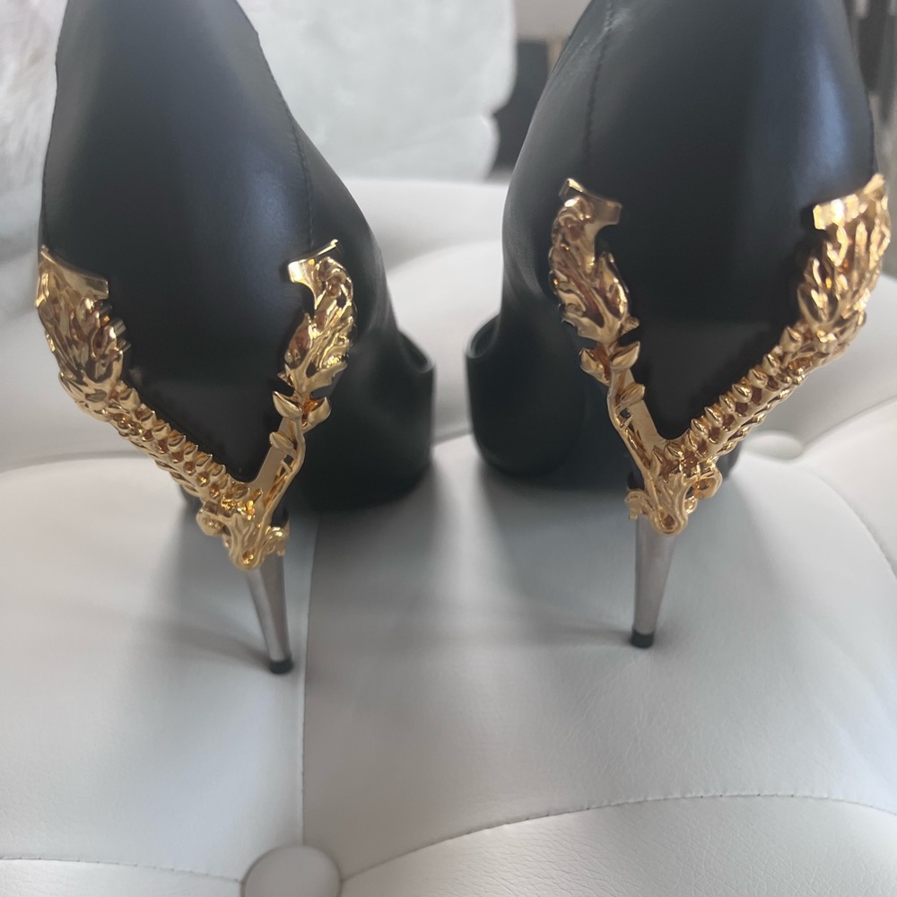 Versace Virtus Pumps, worn inside house, never worn out.